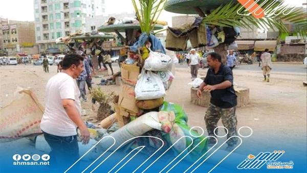 مدير عام الشيخ عثمان  يوجه بإزاحة اللاجئين الأفارقة من الأرصفة والجولات