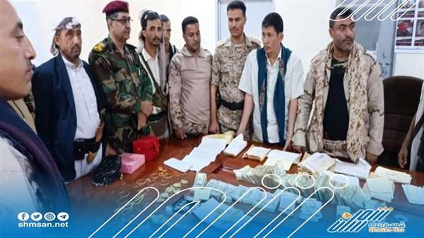 جنود من اللواء 22 ميكا يعثرون على ذهب و100 الف دولار في منزل مهجور بتعز