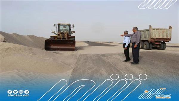 صندوق صيانة الطرق يواصل إزاحة الرمال من خط العلم دوفس في أبين