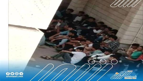 طلاب جامعة عدن يواصلون دراستهم في ساحة الكلية بسبب انقطاع الكهرباء 