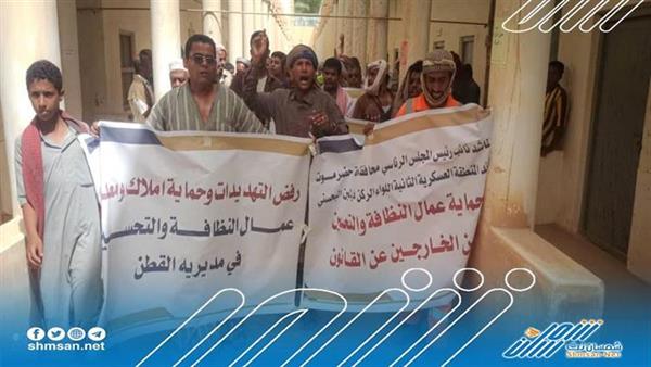 رافضين التهديد.. وقفة احتجاجية لعمال النظافة بحضرموت