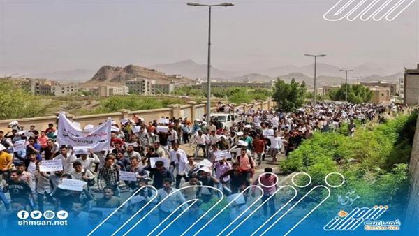 وقفة احتجاجية لطلاب وطالبات جامعة تعز لهذا السبب 
