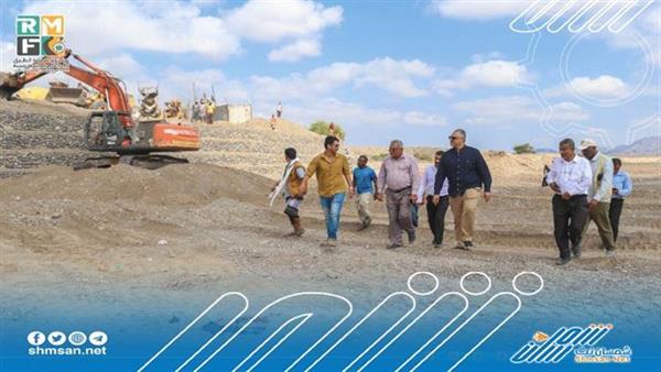 الماس يتفقد سير العمل بجسر العند في لحج 