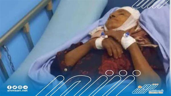قيادي حوثي يرمي مسنة من أعلى السطح