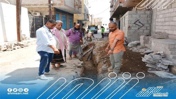 الجرادي يطلع على أعمال تركيب خط صرف صحي بحي البوميس بالمديرية