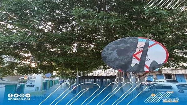 السلطة المحلية بالمعلا تعلن إيقاف مواطن قام بتمزيق لوحة تحذيرية لمنع تناول القات 