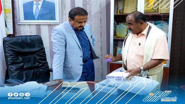 المحافظ بن الوزير يناقش ترتيبات تمكين شباب المحافظة من مشاهدة مباريات كأس العالم
