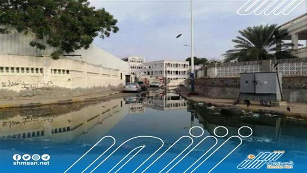 شاهد..حي مستشفى الجمهورية يغرق بمياه الصرف الصحي في العاصمة عدن 