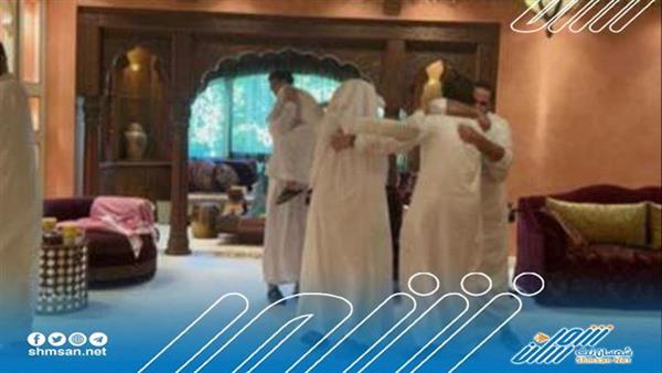 شاهد بالصور ولي العهد السعودي يعانق مرافقيه بعد فوز الأخضر على الأرجنتين