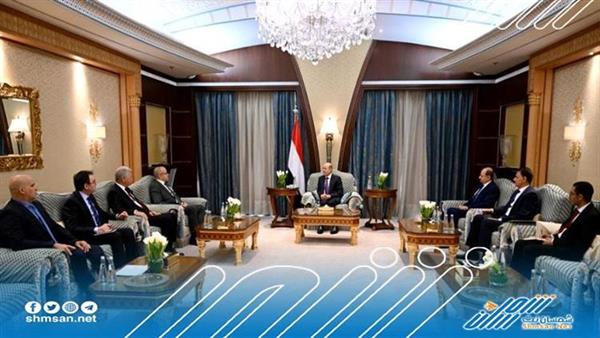 عاجل/ رئيس مجلس القيادة الرئاسي يتلقى دعوة من الرئيس الجزائري لحضور القمة العربية 