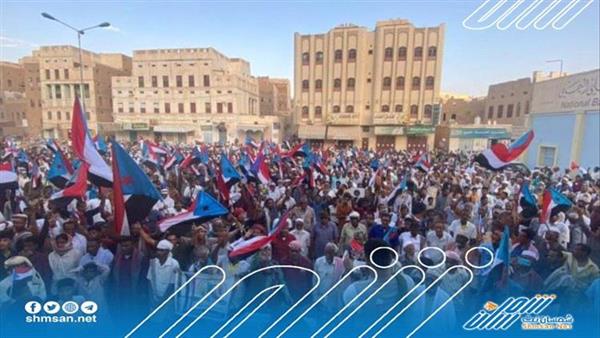 عاجل / مسيرة حاشدة  في تريم للمطالبة باخراج قوات المنطقة العسكرية الاولى