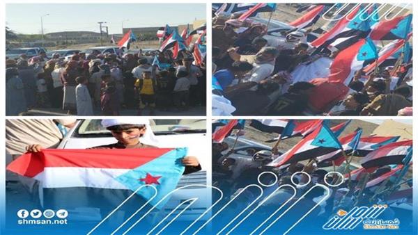 مسيرة جماهيرية حاشدة لأبناء مديريتي رماه وثمود تطالب برحيل المنطقة العسكرية الأولى