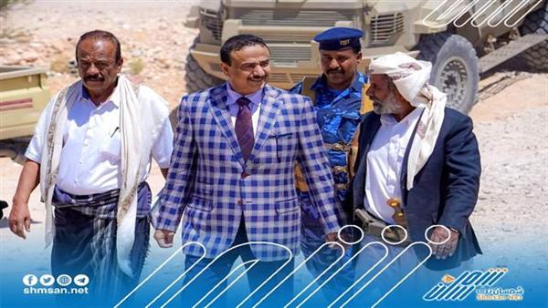 المحافظ بن الوزير يقوم بزيارة تفقدية لسير العمل في مشروعي شق وسفلتت شارع الحزم وشارع العشرين بمدينة عتق