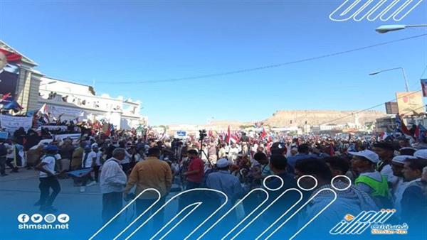 من أمام قصر سيئون.. حشود غفيرة تطالب بطرد قوات الإحتلال من حضرموت