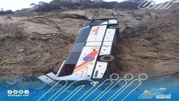 وفاة 3 وإصابة 44 أخرين بانقلاب باص للنقل الجماعي في القبيطة