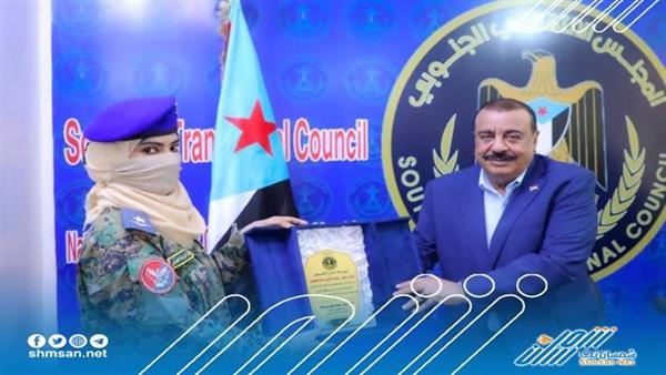 اللواء بن بريك يُكرم أول قائدة طيران حربي الملازم طيار رحمة عز الدين
