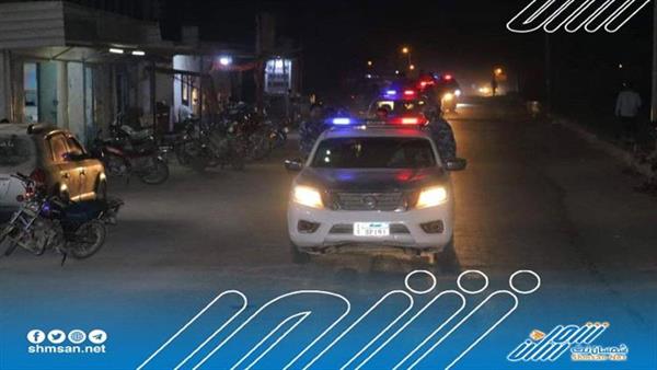 قوات الأمن تفتح الطرقات المغلقة بالقوة وسط مدينة المكلا.