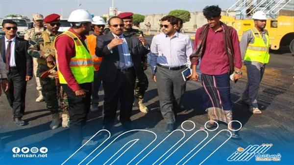 محافظ حضرموت يتفقّد العمل بسفلتة وإعادة تأهيل طريق شارع الستين بالمكلا بطول 8 كيلومتر.
