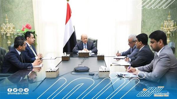 رئيس مجلس القيادة الرئاسي يجتمع برئيس الوزراء ووزير النفط