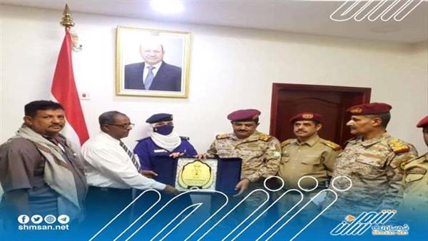 وزير الدفاع يكرم الملازم طيار رحمة الحوشبي