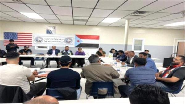إجبار السفير اليمني في امريكا على الجلوس تحت راية علم الجنوب 
