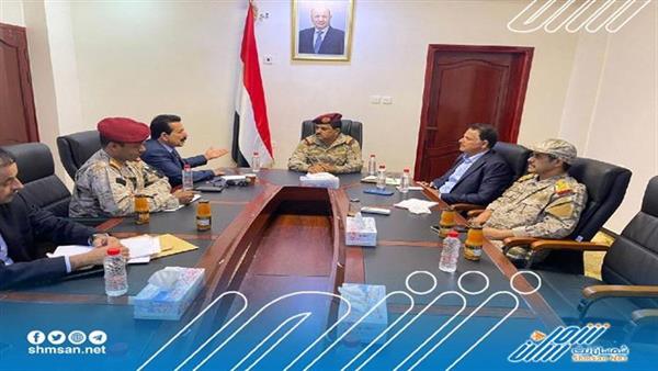 وزير الدفاع يناقش مع محافظ الجوف وقائد المحور الوضع الميداني في جبهات القتال