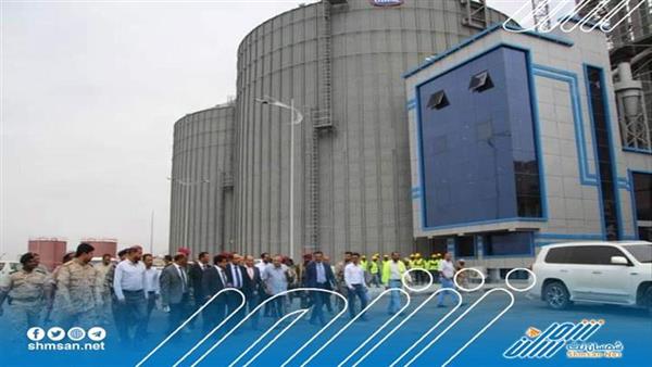 وزير النفط ومحافظ حضرموت ونائب وزير الصناعة يتفقدان مشروعاً للأمن الغذائي بالمكلا.
