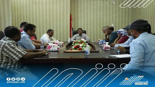 بحث مشاكل وقضايا ملف الأراضي بالمهرة