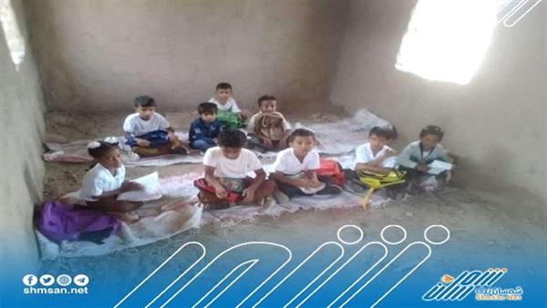 صور صادمة لطلاب اطفال يفترشون الأرض في مدرسة بمحافظة أبين 
