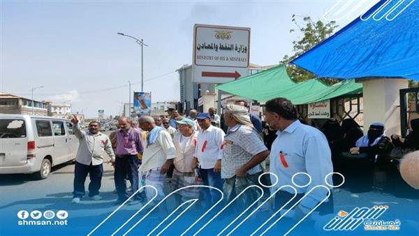 نقابة موظفي الاستكشافات النفطية بعدن تنظم وقفة احتجاجية وتتوعد بالاضراب الشامل