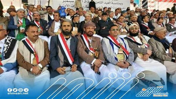 خبراء إيرانيون وقيادات في تنظيم القاعدة تعتلي منصة الإحتفال الحوثية بصنعاء ( شاهد بالصور )