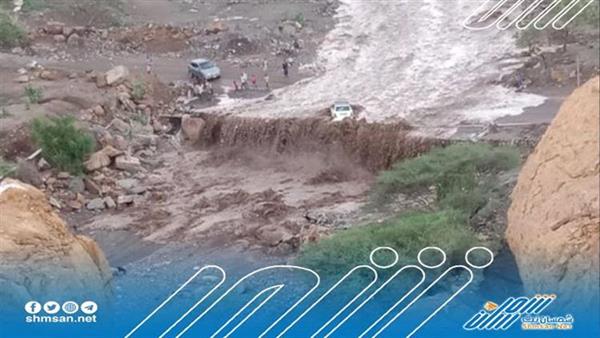 السيول تجرف سيارة وتودي بحياة طفلة وتخفي آخرين بردفان 
