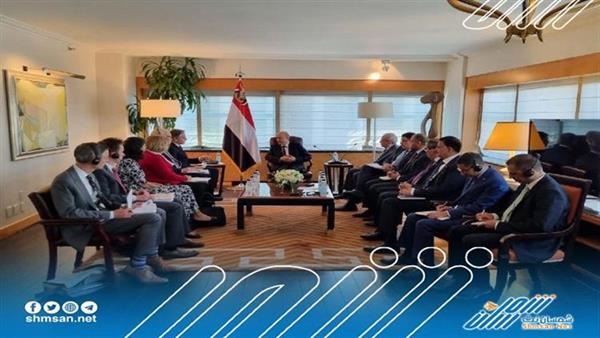 رئيس مجلس القيادة الرئاسي يبحث ووزير الخارجية الاميركي مستجدات الوضع اليمني