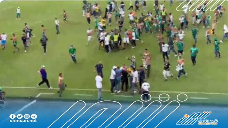 مئات المشجعين يقتحمون الملعب ويعتدون على لاعبي فريق ديبورتيفو كالي
