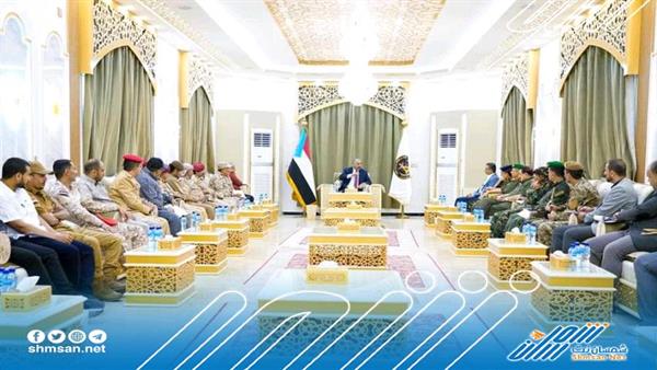 الزُبيدي يترأس اجتماعا للقادة العسكريين والأمنيين بالعاصمة عدن