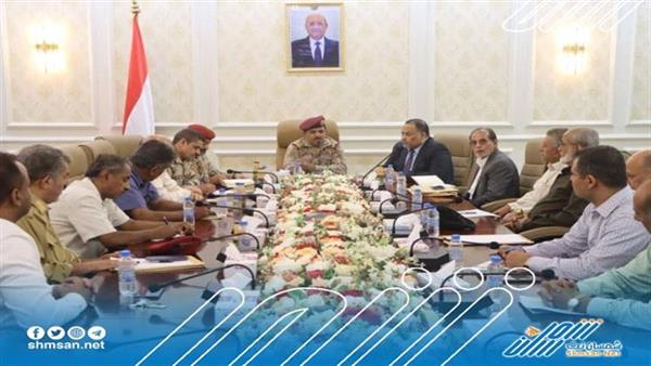 وزير الدفاع يناقش المواضيع المتعلقة بأراضي القوات المسلحة