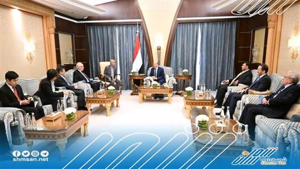 رئيس مجلس القيادة الرئاسي يستقبل المبعوث والسفير الاميركيين 