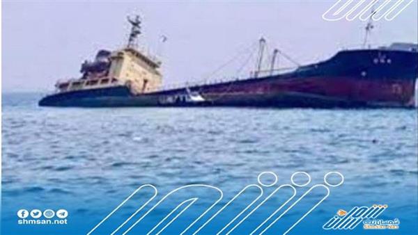 ما سر السفينة المتهالكة التي جرفتها الأمواج لشواطئ عدن "تفاصيل"
