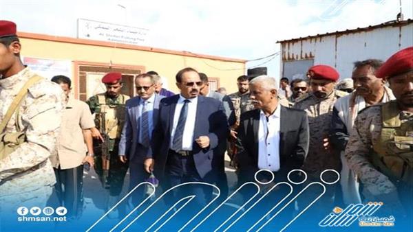 محافظ حضرموت يطلع على نشاط وصعوبات ميناء الشحر السمكي.