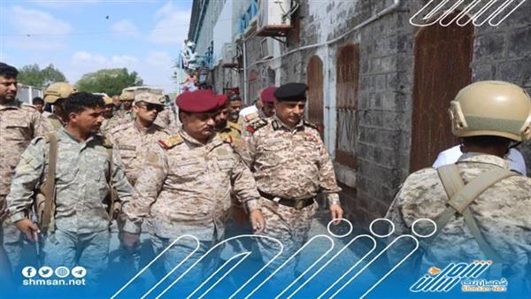 وزير الدفاع يطلع على سير الخدمات الطبية في مستشفى باصهيب العسكري  بعدن