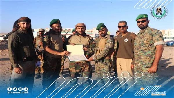قيادة حزام العاصمة عدن تكرّم أفراد نقطة القصر الأمنية تقديراً لجهودهم