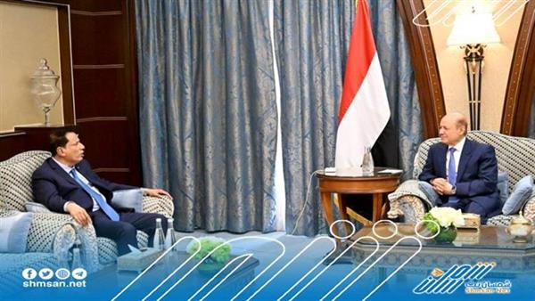 رئيس مجلس القيادة الرئاسي يجتمع بمحافظ المهرة 