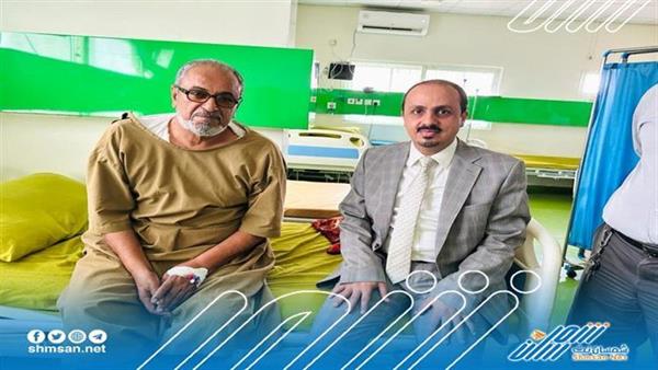 وزير الاعلام يطمئن على حالة المخرج والفنان قاسم عمر 