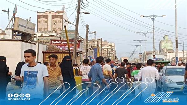 عاجل/ مواطن يحرق نفسه أمام المجلس المحلي في الشيخ عثمان بعدن