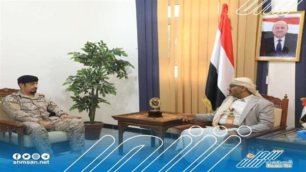 عاجل/ وفد عسكري سعودي رفيع بينه قائد القوة السعودية في عدن يزور طارق عفاش 