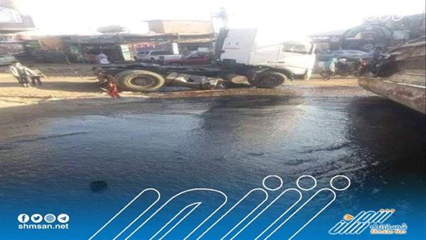 صور / لا يحدث إلا في اليمن.. شاحنة تنقلب وتغرق الشوارع بالعسل