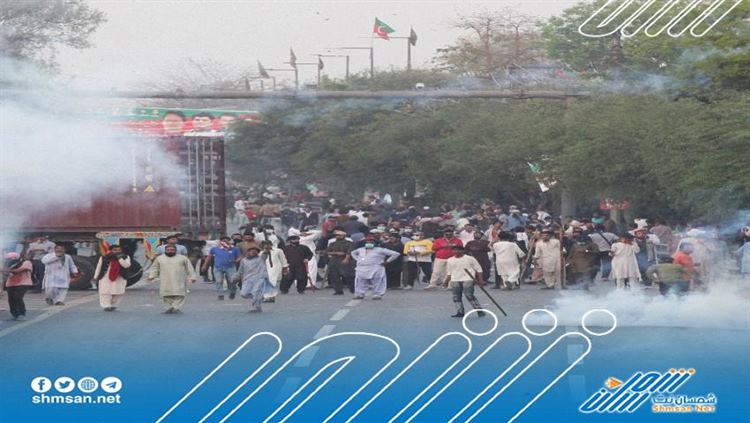 عاجل/ تواصل الاشتباكات بين أنصار عمران خان والشرطة الباكستانية أمام منزله 