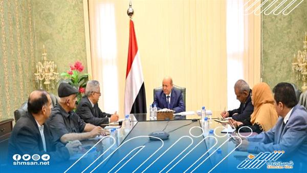 رئيس مجلس القيادة الرئاسي يؤكد على حل شامل لقضايا الموظفين المبعدين من وظائفهم
