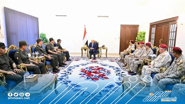 العليمي يستقبل في عدن وفداً عسكرياً مصرياً رفيع المستوى