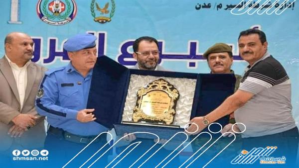 وكيلا عدن "الكاف والجعيملاني" وشركة السير بعدن يكرمون مدير عام المنصورة أحمد الداؤودي
